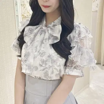 evelyn 어깨 프릴 꽃무늬 BS