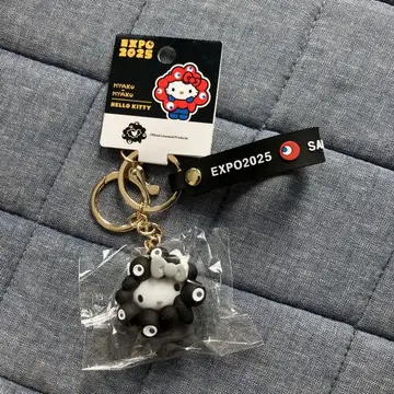 오사카 만박 블랙 미야쿠미야쿠 헬로키티 키링
