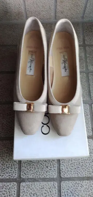 긴자 카네마츠 천연 가죽 투톤 컬러 리본 펌프스 베이지 낮은 힐