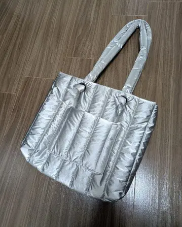 새상품 퀼팅 샤이니 토트백