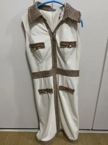 화이트 슬리브리스 드레스