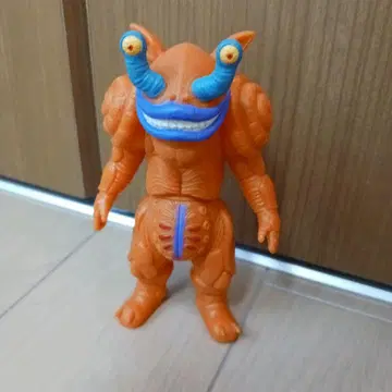 오렌지색 괴수 피규어