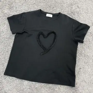BayBee Fringe 하트 T셔츠 블랙 하트 T셔츠