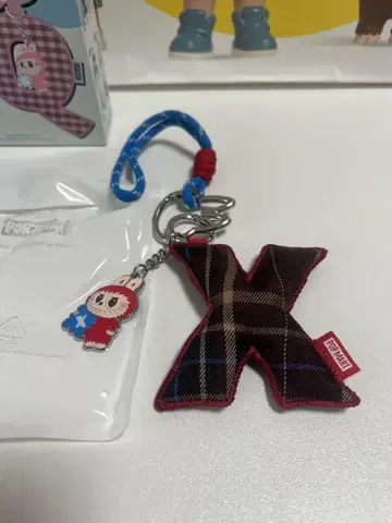 러브브 LABUBU PIN FOR LOVE 팝마트 펜던트 [ X ]