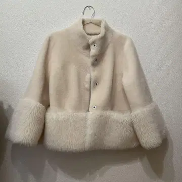 아이보리 무스탕 스타일 숏코트