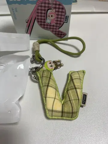 LABUBU PIN FOR LOVE 팝마트 펜던트 [ V ]