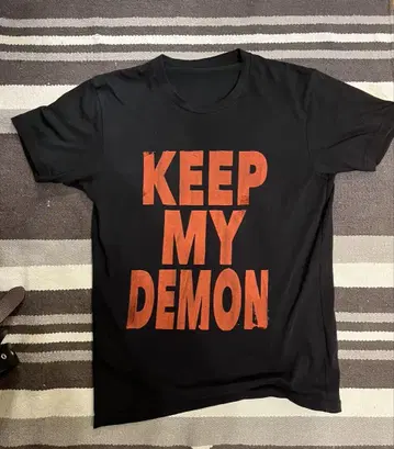 KEEP MY DEMON 티셔츠 빨간색