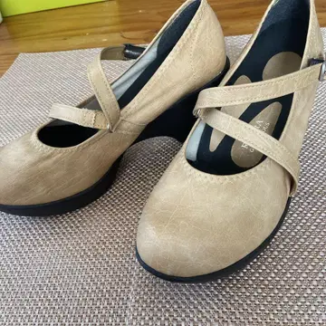 베이지 스트랩 포함 펌프스 중간 힐