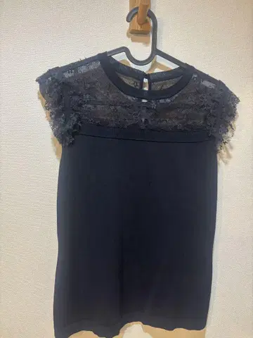 EPOCA 레이스 소매 네이비 앙상블 슬리브리스 상의