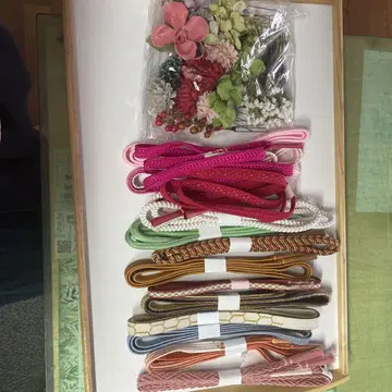 허리띠와 꽃 장식 세트