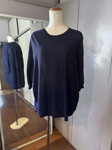 ZUCCA 네이비 오부 소매 상의 백 플리츠