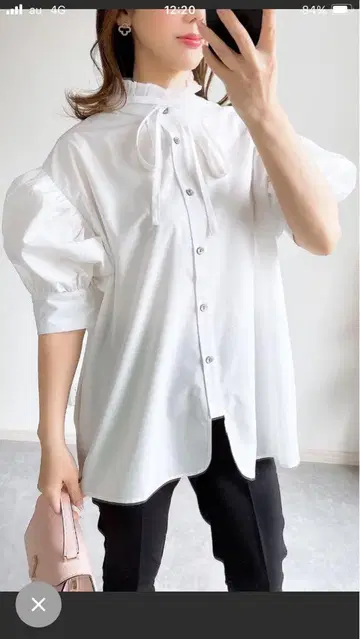 화이트 리본 포함 볼륨 슬리브 셔츠