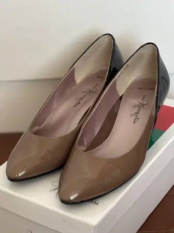 긴자 카네마츠 베이지와 블랙 스틸레토 하이힐