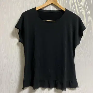 블랙 프릴 밑단 라운드넥 T셔츠
