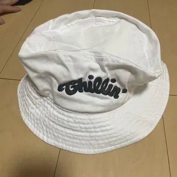 Chillin' 버킷햇 화이트