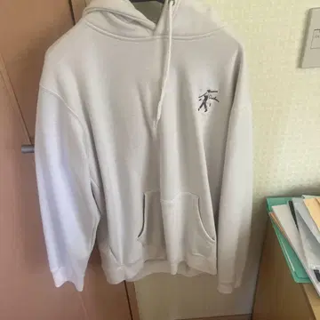 화이트 후드티 프론트 포켓 부착