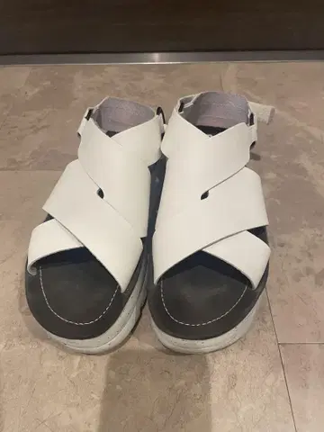 화이트 크로스 스트랩 샌들 캠퍼