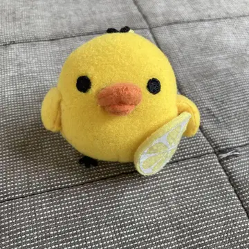 레몬을 든 병아리 봉제 인형