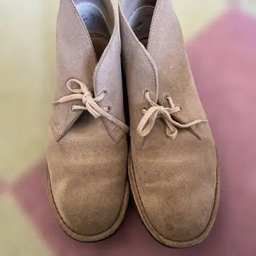 베이지 스웨이드 부츠 Clarks