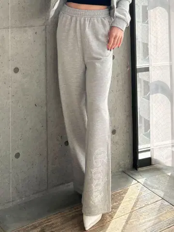 GYDA 라메 플레어 팬츠