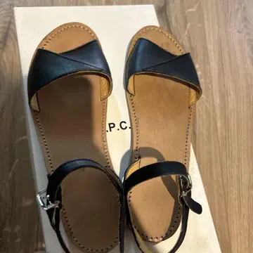 A.P.C 가죽 샌들