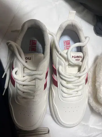 화이트/레드 스니커즈