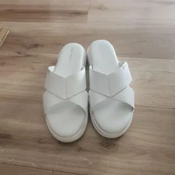 화이트 크로스 샌들 콜 한