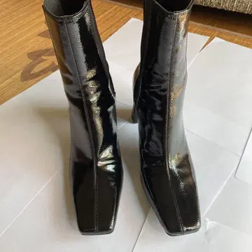 ZARA 블랙 스퀘어토 미들힐 부츠