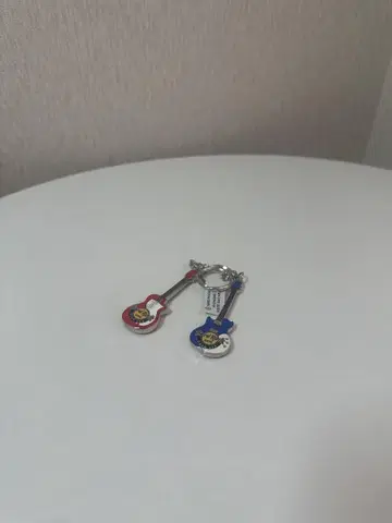하드 록 카페 괌 기타 모양 키링 빨강 파랑 2개 세트