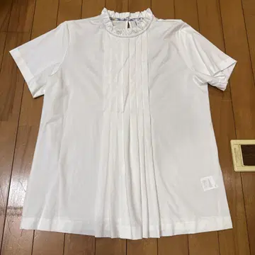 프릴 넥 화이트 반팔 티셔츠