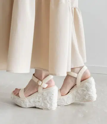 [ 완판템 ] RANDA 쉬폰 플라워 x 자수 힐 컨셔스 웨지 샌들