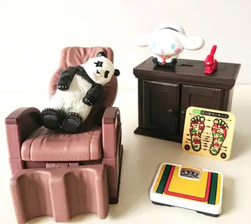 마사지 의자에 앉은 팬더, 선반, 체중계