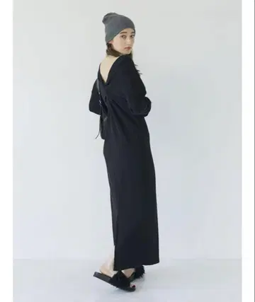 ungrid 백 오픈 핏 컷 원피스 블랙