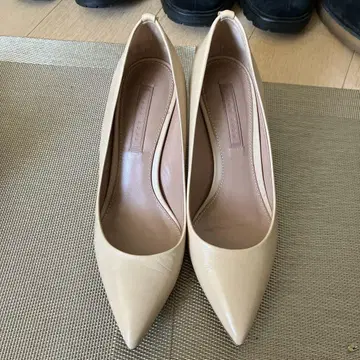 베이지 가죽 스틸레토 하이힐