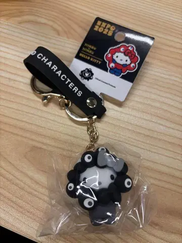간사이 만박 한정판 산리오 흑백 미야쿠미야쿠 키링 헬로키티 블랙