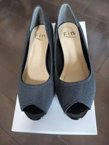 새상품 미사용 블랙 펌프스
