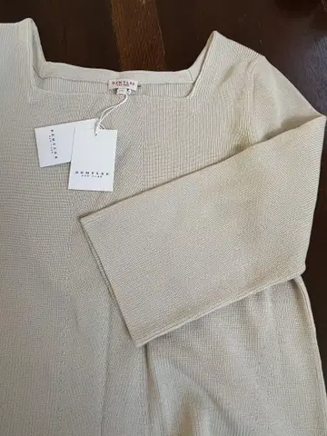 화이트에 가까운 베이지색 반소매 스웨터