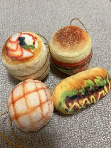 쫄깃한 후드 BLT 버거 베리 팬케이크 멜론빵 핫도그