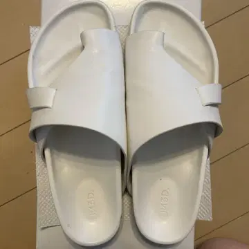 새상품급 아쓰리 UN3D. 화이트 샌들 사이즈 38