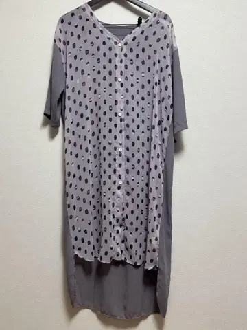 안티카 pattern torso 그레이와 핑크의 도트 무늬 시어 셔츠