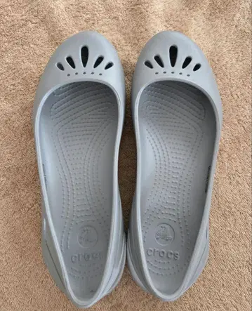 Crocs 그레이 플랫 샌들 W8