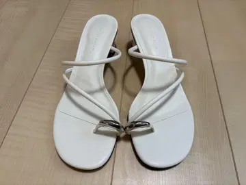 메탈릭 악센트 스트랩 토링 힐 샌들 화이트
