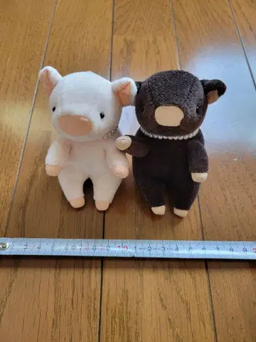 핑크와 블랙 돼지에 진주 봉제 인형