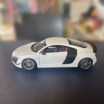 아우디 R8 화이트 1/18 미니카