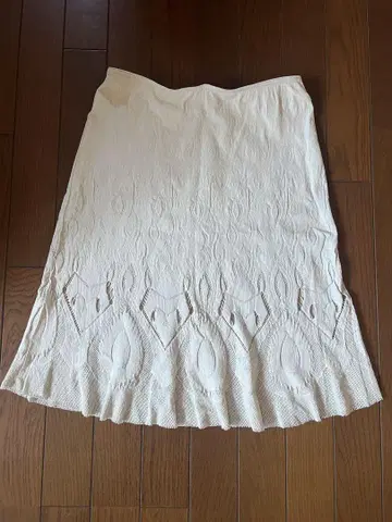 아이보리 플레어 스커트 레이스 무늬