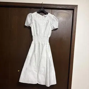 미사용 새상품 택 포함 보더스 앳 발코니 반팔 원피스