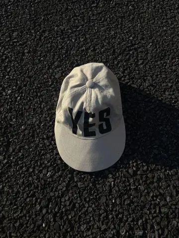 'YES' baseball cap beige