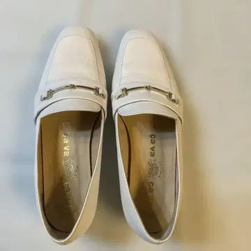화이트 가죽 로퍼 금장 장식 포함