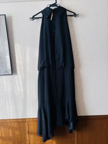 블랙 하이넥 플레어 원피스