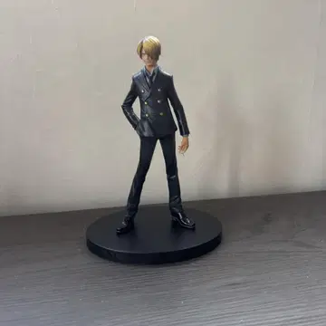 상디 피규어 수트 차림